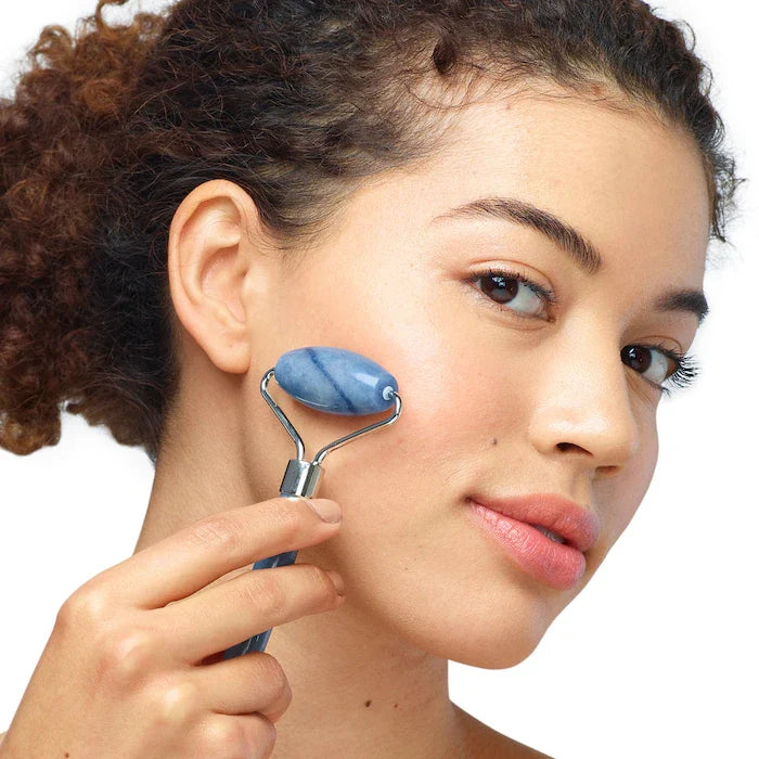 SEPHORA COLLECTION Blue Aventurine De-Puffing Facial Roller أداة تدليك الوجه بحجر الأفينتورين الأزرق ثنائي الأطراف.