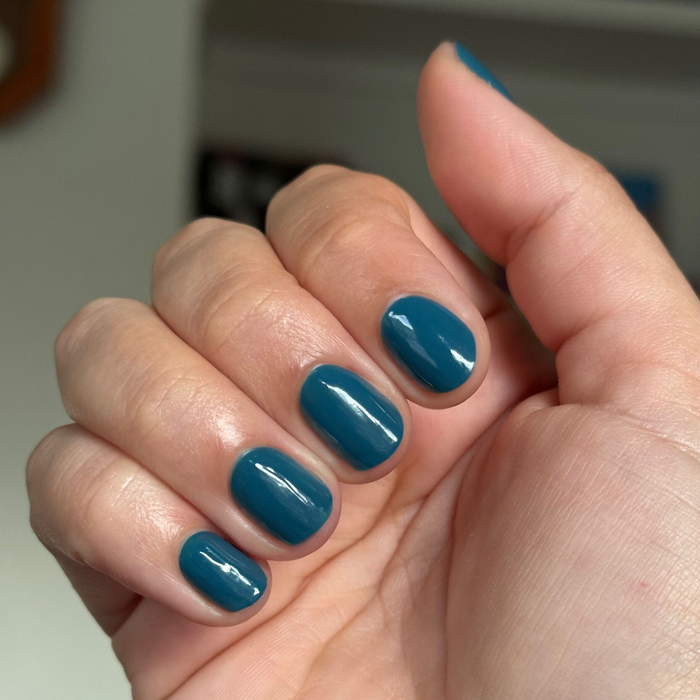 Après Mani gel polish showing smooth deep teal green finish on short nails for an easy at-home manicure by Olive and June