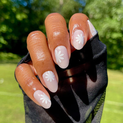 Daisy Pop | Medium | Oval - Tab Press-On displaying neutral medium oval nails with large white daisies for easy at home mani