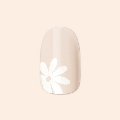 Daisy Pop | Short | Round - Tab Press-On neutral press-on nail with oversized white daisy design on soft beige background