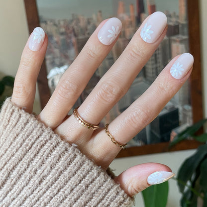 Daisy Pop | Short | Round - Tab Press-On with soft neutral base and subtle large white daisy designs on hand in cozy sweater