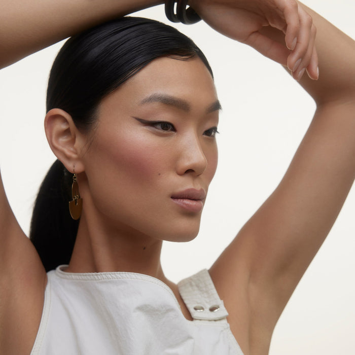 Wonderblush-Le Hâle Bronzing Powder-Makeup-LeHale-ModelLightSkin-Soleil-The Detox Market | Soleil - Medium