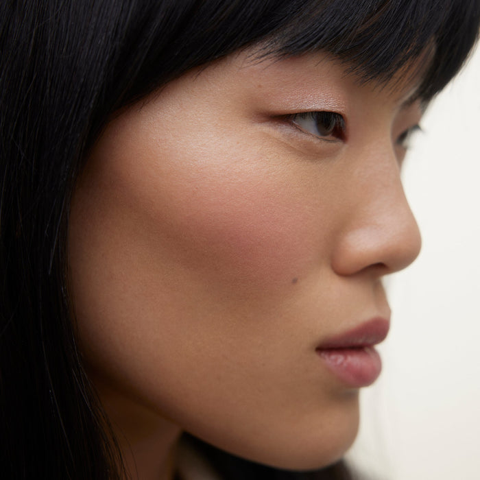 Wonderblush-Le Hâle Bronzing Powder-Makeup-LeHale-ModelLightSkin-Sable-The Detox Market | Sable - Light